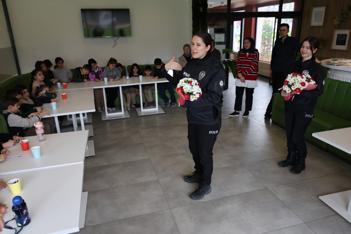 Kartepe’de Polis Haftası Kutlaması Kütüphanede Öğrencilerle Birlikte Gerçekleşti