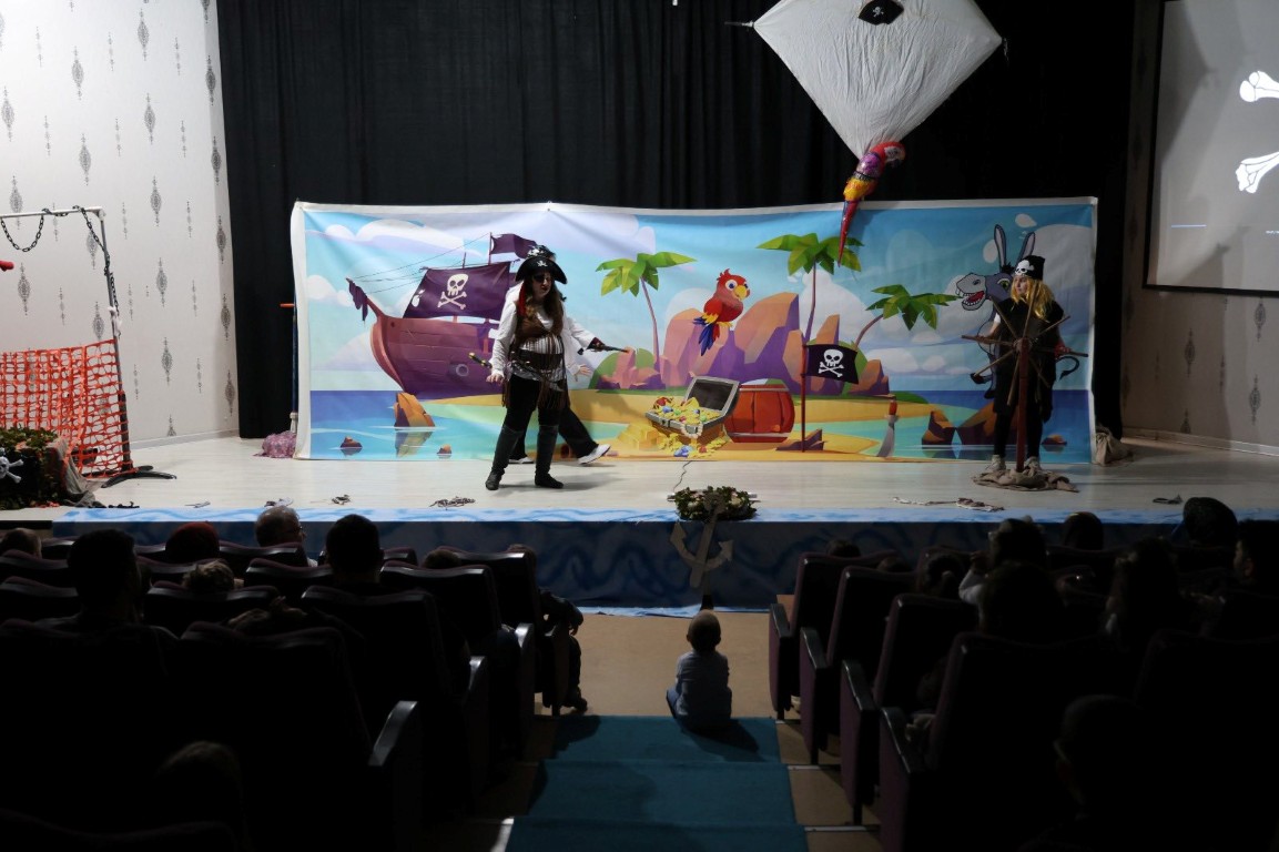 Kartepe’de Minikler, Necip Fazıl Kısakürek Kültür Merkezi’nde Nasrettin Hoca Tiyatrosuyla Buluştu